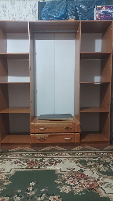 Комплект мебели для спальни в тёплом древесном оттенке. Состав: -