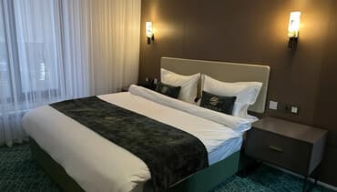 дом ночь: Стильный номер в гостинице NOOMA Inn Описание: - Уютная спальня с — 3