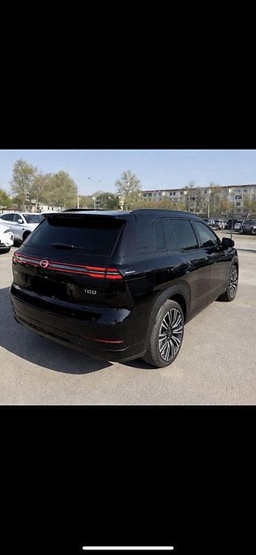 серый gac aion s: AION i60 — Гибрид - Кузов: современный 5‑дверный SUV, чёрный цвет — 2