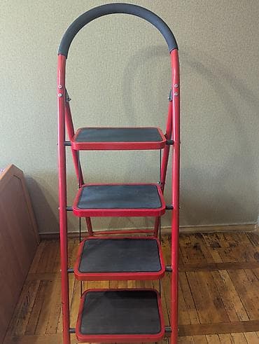 study lamp: Складная стремянка с 4 широкими ступенями. - Материал: металлическая — 2