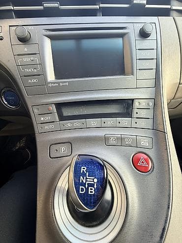 shevrolet volt: Toyota Prius: 2014 г., 1.8 л, Вариатор, Гибрид, Хэтчбэк — 5