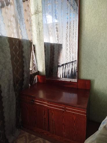 Столик с зеркалом в классическом стиле. - Корпус из древесины с at lalafo.kg Столик с зеркалом в классическом стиле. - Корпус из древесины с