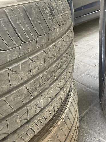 Продаю покрышек 
Размер 225/40 R18 
Корейский — 3