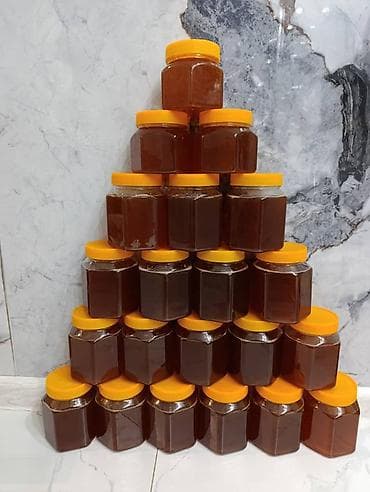 Натуральный мёд в пластиковых банках с завинчивающимися крышками. -