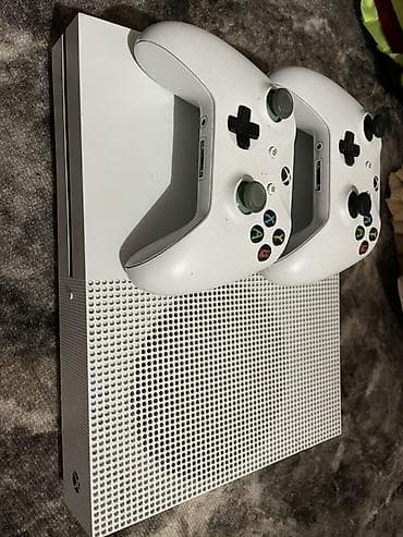 sony playstation 4 pro цена в бишкеке: СРОЧНО ПРОДАЮ консоль Xbox One S (белая) с двумя беспроводными — 1