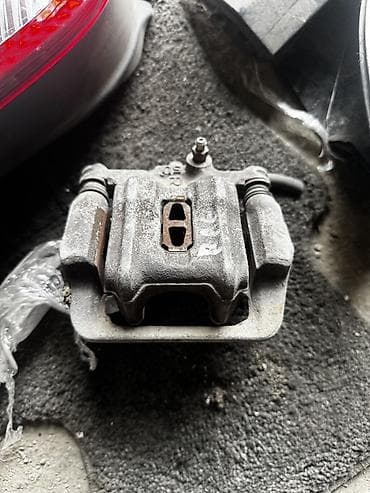 Задний правый суппорт Honda