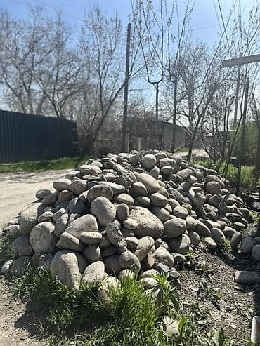булыжник: Речной булыжник/галечник для ландшафтных и строительных работ. - — 2