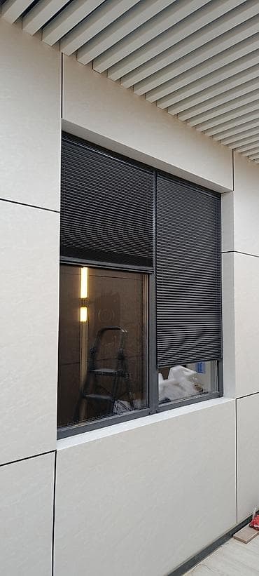 чере: Горизонтальные жалюзи для окон, цвет — графит/черный. Особенности: - — 1