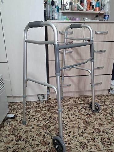 Складные ходунки на колесах, предназначенные для обеспечения поддержки