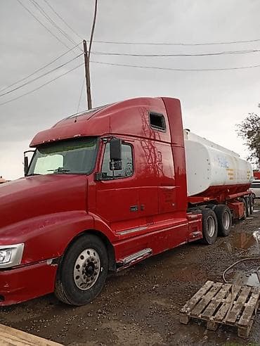 w210 2 2: Тягач, Volvo, Без прицепа — 3