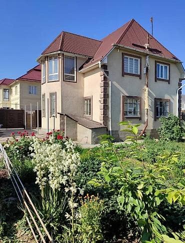 Недвижимость: Продаётся двухэтажный жилой дом с участком. Основные характеристики — 4