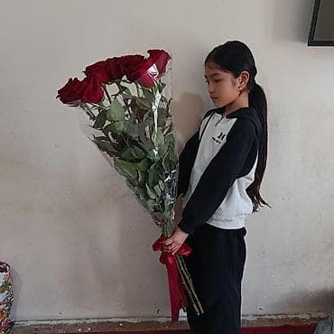 розы из ленты: Букеты из свежих цветов - Пышный смешанный букет в яркой розовой — 4