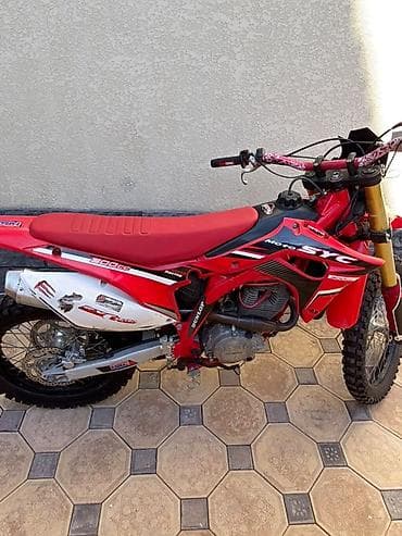 Унаа: Эндуро-мотоцикл 300cc (4‑тактный), красно‑белая расцветка — 4