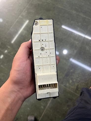 стеклы: Блок управления боковыми стёклами. Кнопки на Toyota Corolla 2001г. - — 5