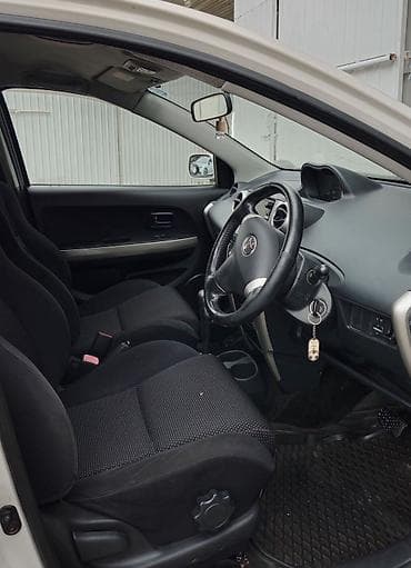 продаю авто внедорожник кроссовер: Toyota Ist: 2003 г., 1.5 л, Автомат, Бензин, Хэтчбэк — 5