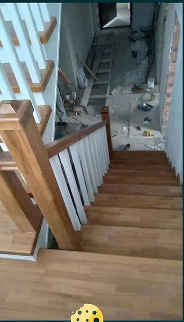 деревянный столб: Деревянная лестница Для дома, Форма лестницы: Г-образная, Стиль: Классический — 3