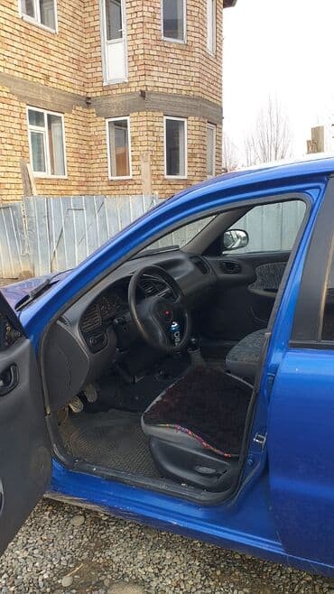 запчасти на опель вектра а: Седан компакт-класса в ярком синем цвете. Основные особенности: - — 4