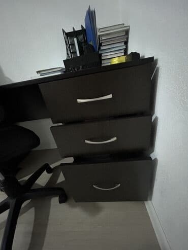 Офис столдору: Продаю Продаётся удобный и вместительный письменный стол тёмного — 1