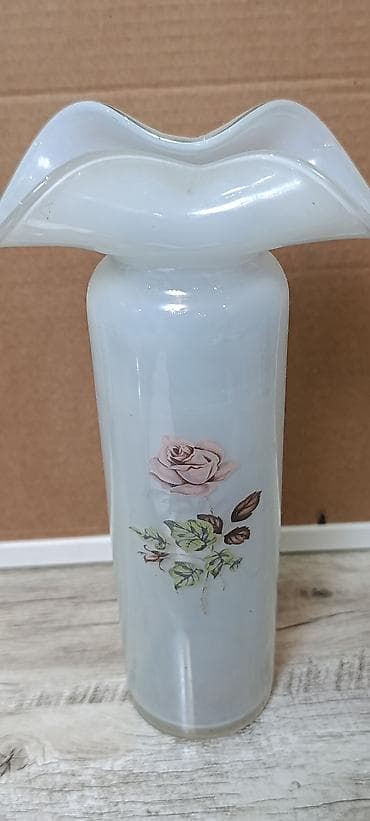 Инструменттер: Белая стеклянная ваза с декором розы - Материал: стекло молочного — 1