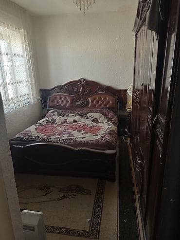 обмен однокомнатной квартиры на дом: Продаётся дом барачного типа. гостиная, две спальни, кухня, коридор — 4