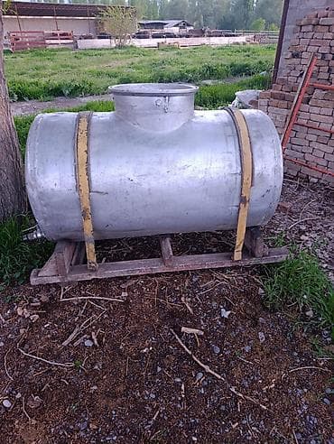 кованные элементы: Горизонтальная металлическая емкость (цилиндрический бак) с верхним — 2