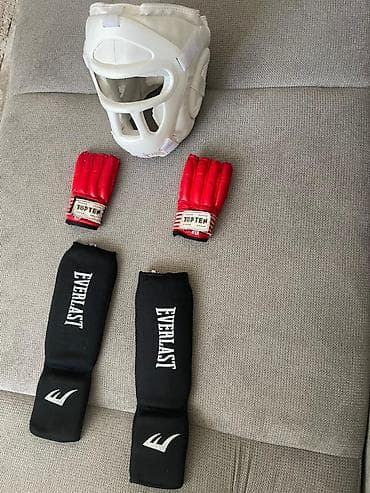 Комплект экипировки для единоборств Состав: - Защитный шлем белого