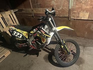 Кроссовый мотоцикл Suzuki (декали командного стиля, номер 323) - — 7