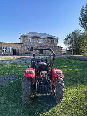 купить трактор джон дир: Продаётся компактный колесный трактор красного цвета с установленным — 1