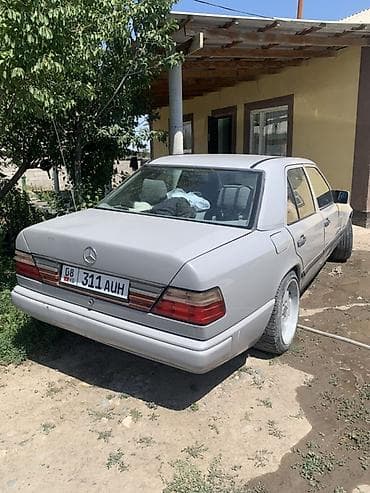 два авто: Mercedes-Benz W124: 1988 г., 2.3 л, Механика, Бензин, Седан — 2