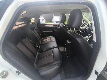 электромобиль станции зарядки: Электромобиль GAC Aion S, белый седан. Ключевые особенности: - — 7