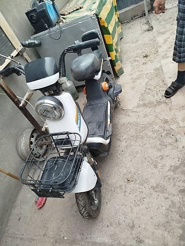 Электрический скутер (городской e-bike) с передней корзиной. Основные