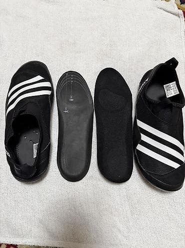 eric emanuel: Стильные чёрные кроссовки Adidas с фирменными белыми полосками 🤍 Очень — 4