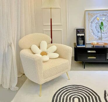 Кресло для гостиной в светло‑кремовом цвете. цена договорная -