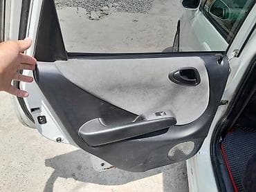 Продажа авто: Honda Fit: 2002 г., Автомат, Хэтчбэк — 3