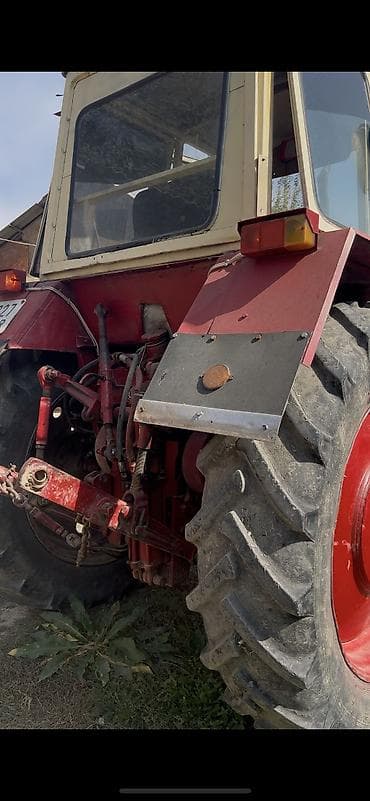 мтз передний мост: Трактор колесный, кабина закрытая, красно‑бежевого цвета. Основные — 2