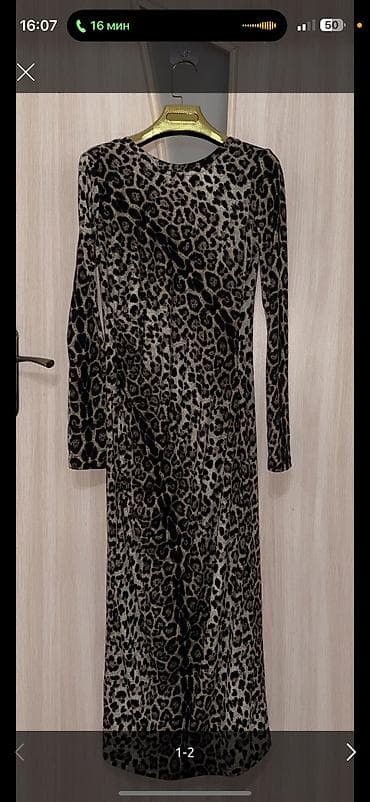 1)Леопардовое платье материал очень приятный к телу, тянется. Есть