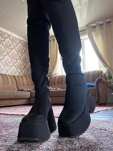 футболка с накидкой: Высокие ботфорты на массивной платформе - Цвет: черный - Длина — 1