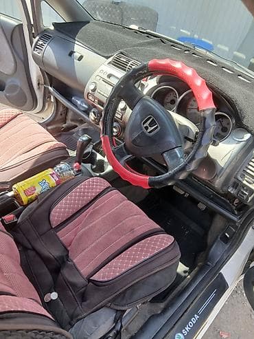 салон автомобиля: Honda Fit: 2003 г., 1.3 л, Автомат, Бензин, Хэтчбэк — 6