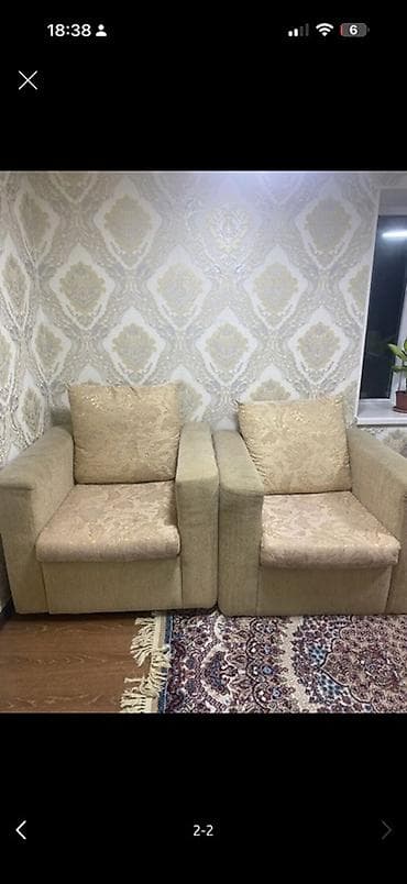Комплект мягкой мебели: 2 кресла. Кресла выполнены в светло-бежевой at lalafo.kg Комплект мягкой мебели: 2 кресла. Кресла выполнены в светло-бежевой