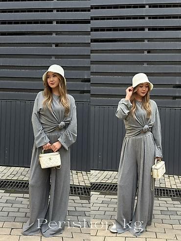 трикотажные тройки: Женский трикотажный костюм из мягкого джерси в спокойном сером цвете — 7