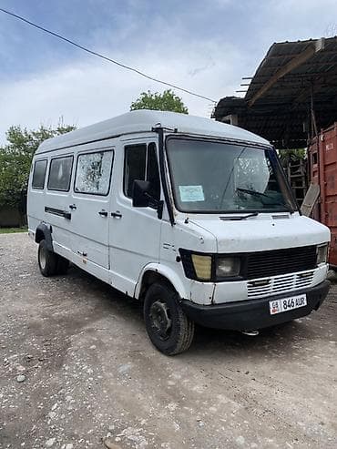 Длиннобазный фургон/микроавтобус (белый) с высоким крышей. Основные