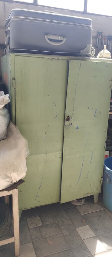 кухонный шкаф для посуды цена: Продаю металлические шкафы и сейф. цена от 7-10тыс.сом. Все — 2