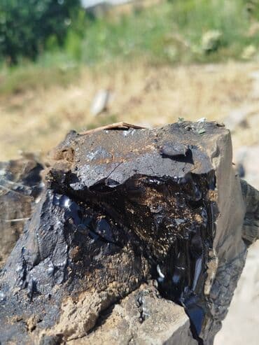 краска для асфальта: Куски битума, характерные своим черным цветом и смолянистой текстурой — 2