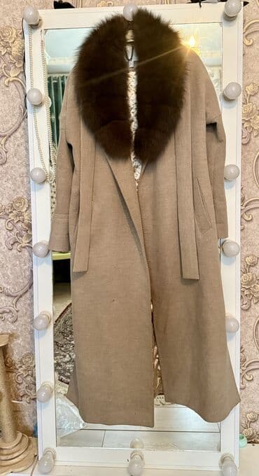 air force 1: Длинное женское пальто-халат цвета бежевый капучино с объемным — 3