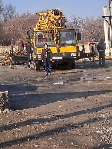 Услуги автокрана. - Колёсный автокран жёлтого цвета, телескопическая