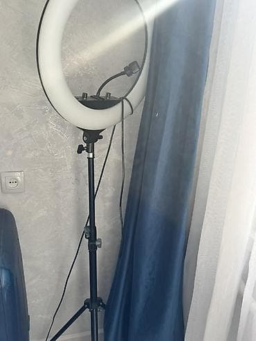 sunset lamp: Кольцевая LED‑лампа на штативе.Есть небольшой скол на держателе,но — 1