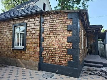 Дома: Срочно продаётся кирпичный дом Район: ж/м Колмо, г. Бишкек Площадь — 1