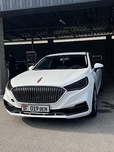 Hongqi H5, белый седан бизнес-класса. 1.8 турбо. На проставках