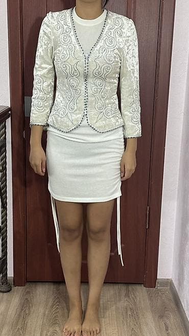 Очень нежный и дорогой вариант — светлый бархат с аккуратной вышивкой