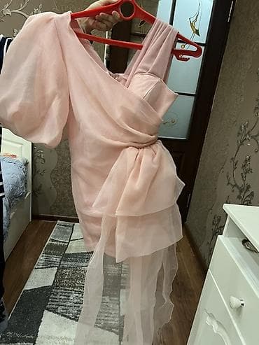 белые платья: Платье коктейльное асимметричное, оттенок нежно‑розовый. - Силуэт — 1